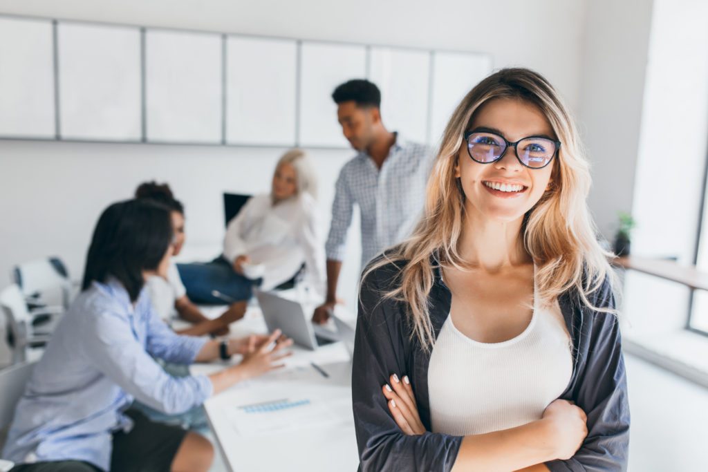 Colaboradora feliz na organização em que trabalha