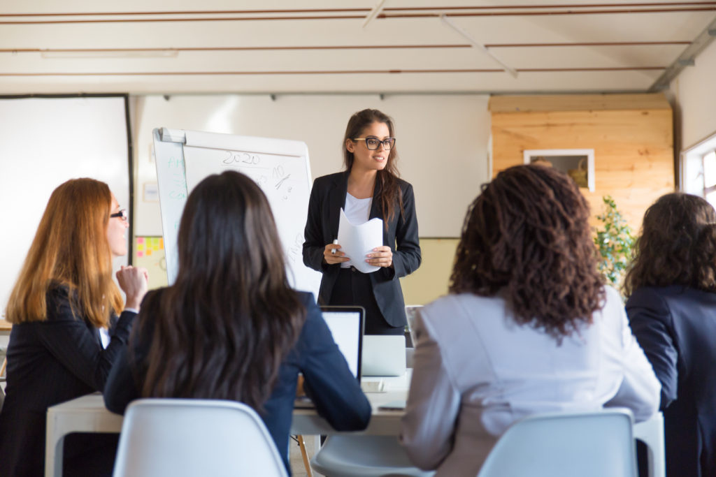 CEO com ideias iniciativa e ideias práticas